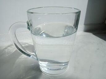 Το Alkotox στάζει σε ένα ποτήρι νερό, δοκιμάστε τη χρήση του προϊόντος