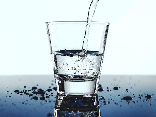 Πίνετε νερό με αλκοόλ