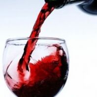Το κρασί χύνεται σε ένα ποτήρι